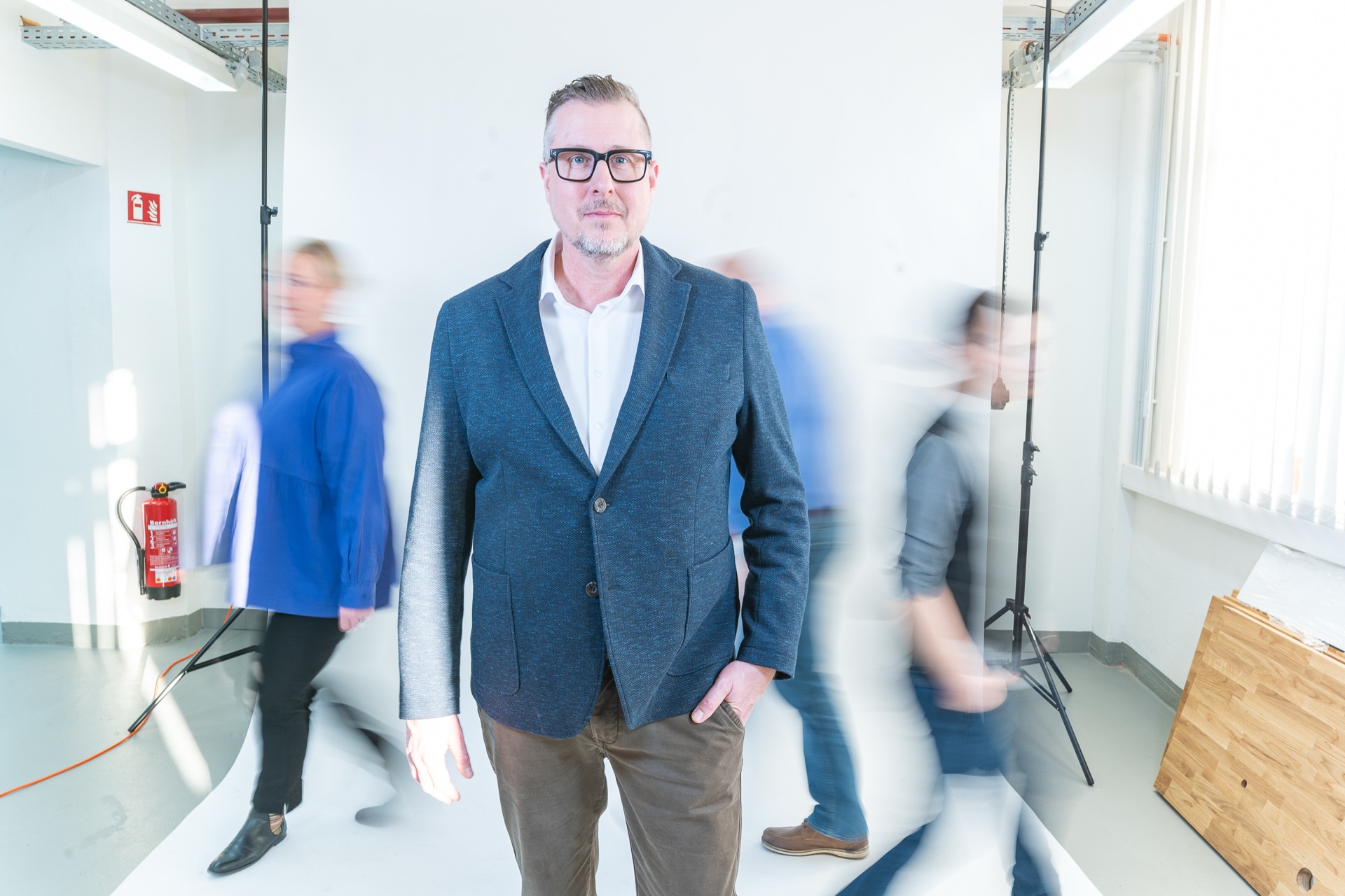 Ansprechpartner bei Formeta DENTAL – im Hintergrund das Team in Bewegung