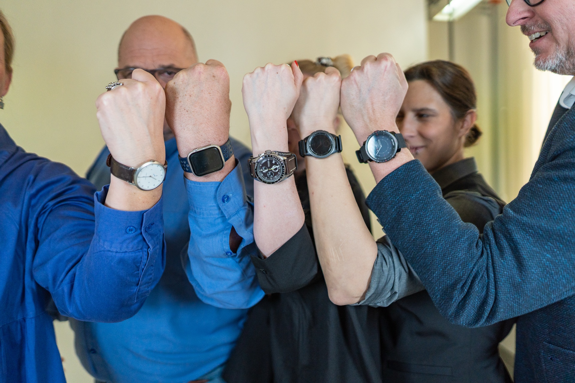 Das Team von Formeta DENTAL zeigt seine Armbanduhren – Pünktlichkeit als Anspruch